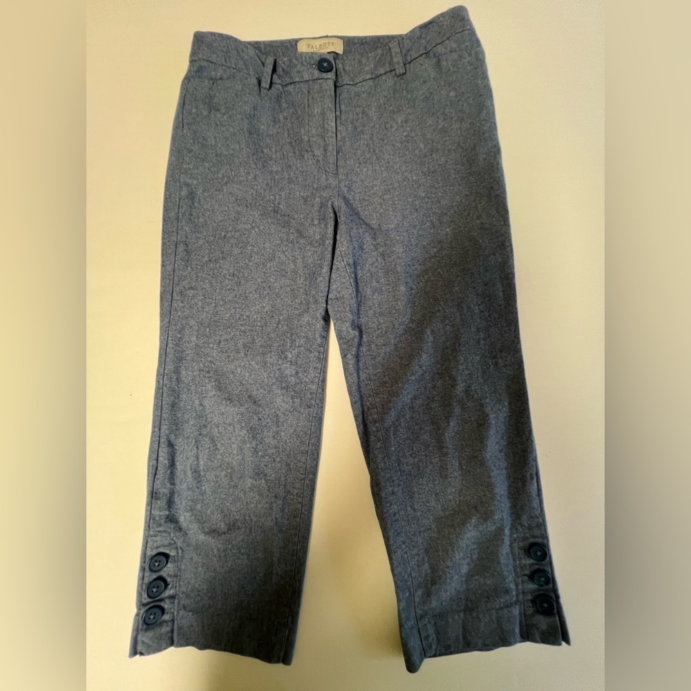 TALBOT’S PETITE BLUE DENIM COLORED CAPRI’S SIZE 4 PETITE 3 BUTTONS BOTTOM LEGS